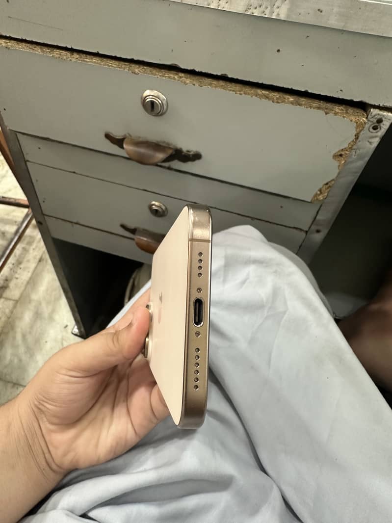 Apple iPhone 16 Pro Max 4