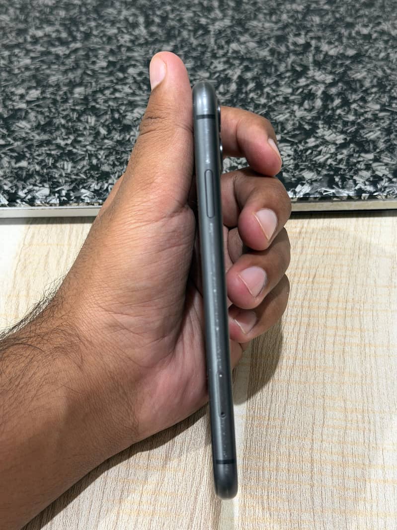 Apple iPhone 11 4