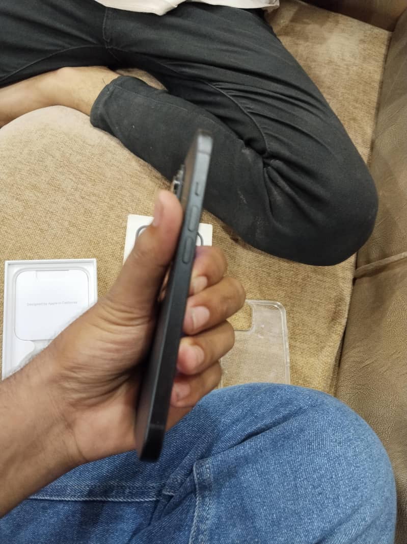 Apple iPhone 15 4