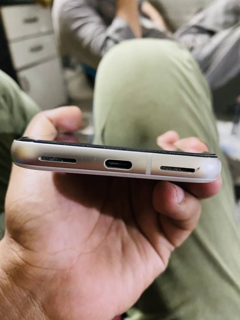Google Pixel 8a 4