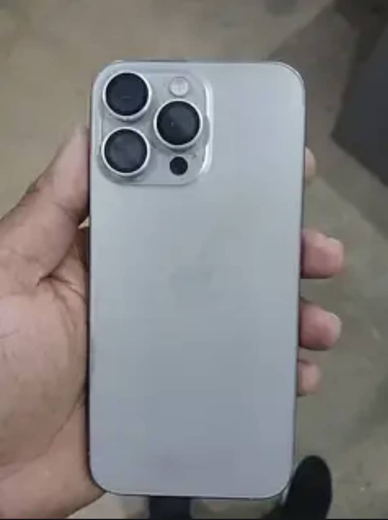 Apple iPhone 15 Pro Max 4