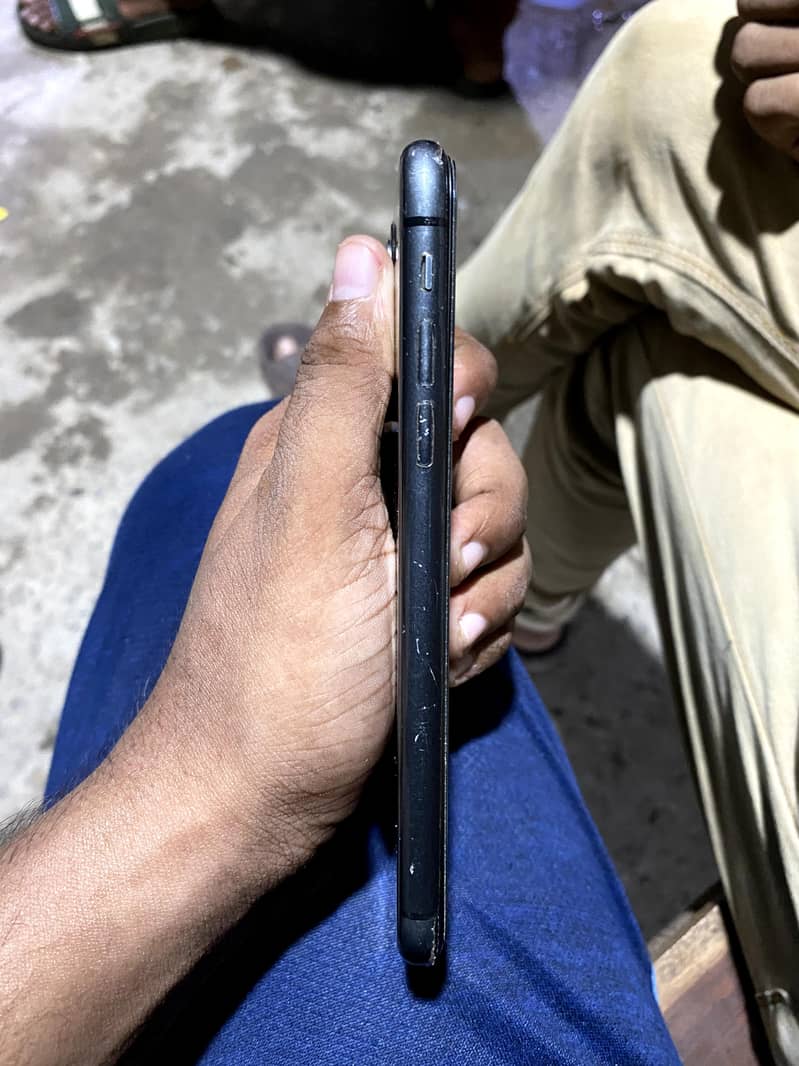 Apple iPhone 11 4