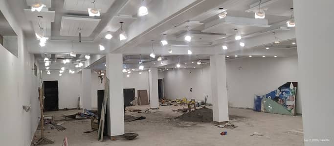 1 Kanal Comercial Hal on 200 ft road Best for Bank . Clinic. Mart . It office. Snookar club. etc
