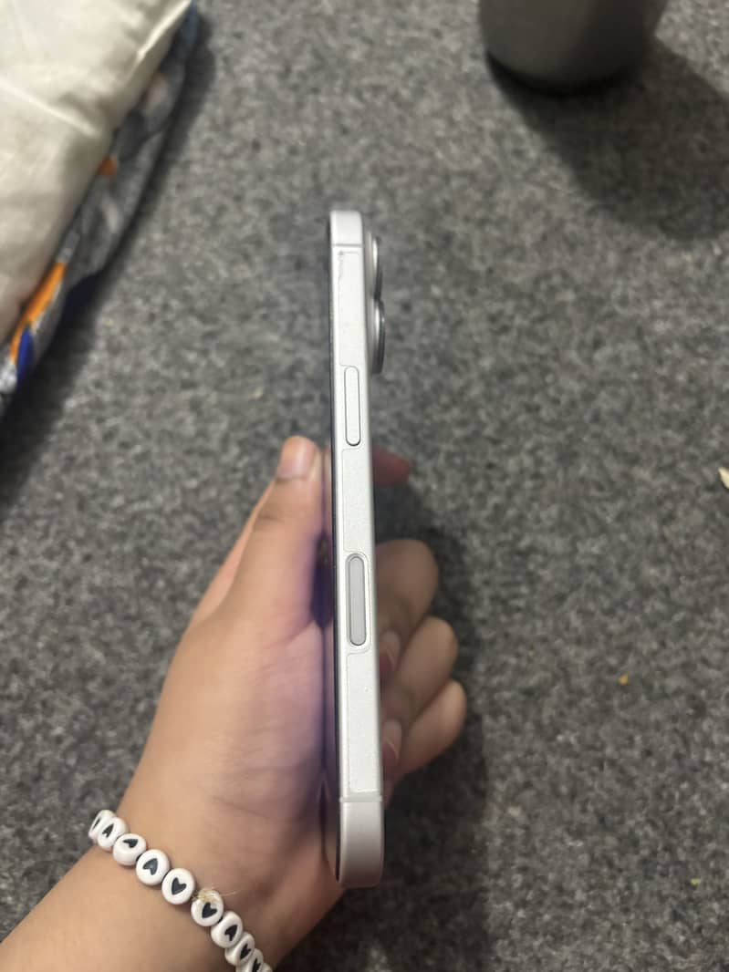 Apple iPhone 16 3