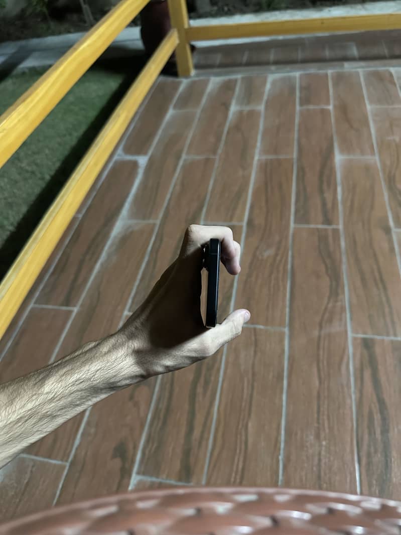 Apple iPhone 16 4