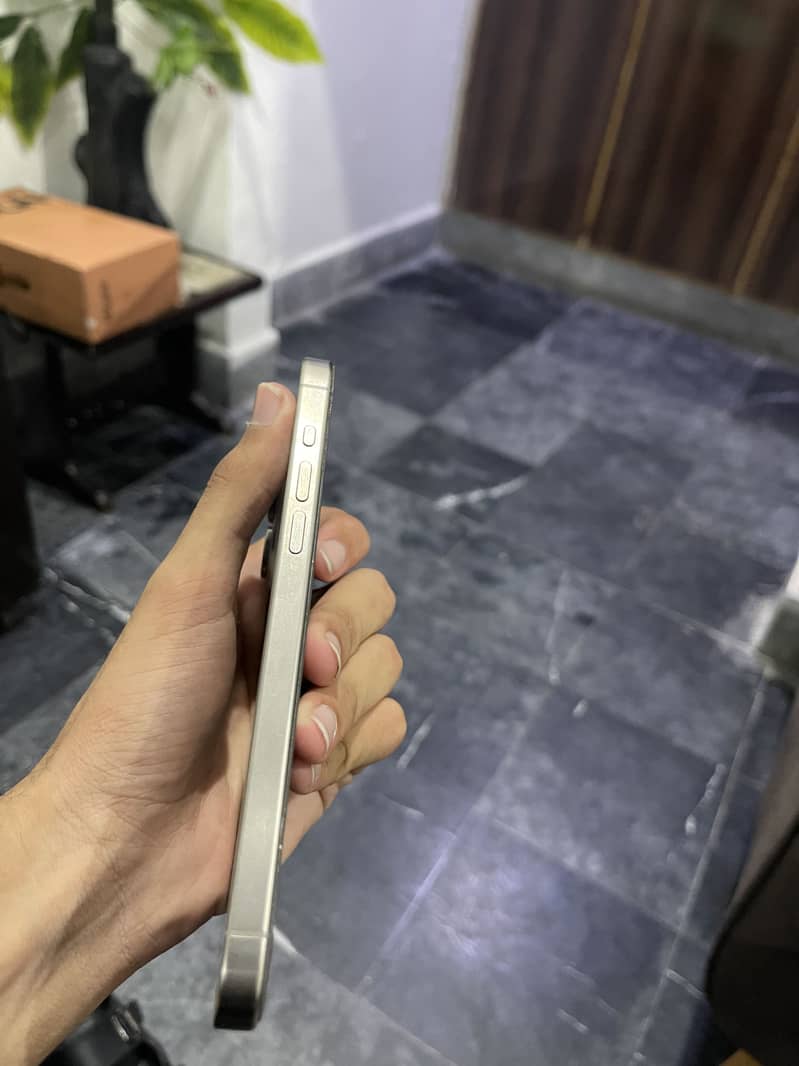 Apple iPhone 15 Pro Max 2