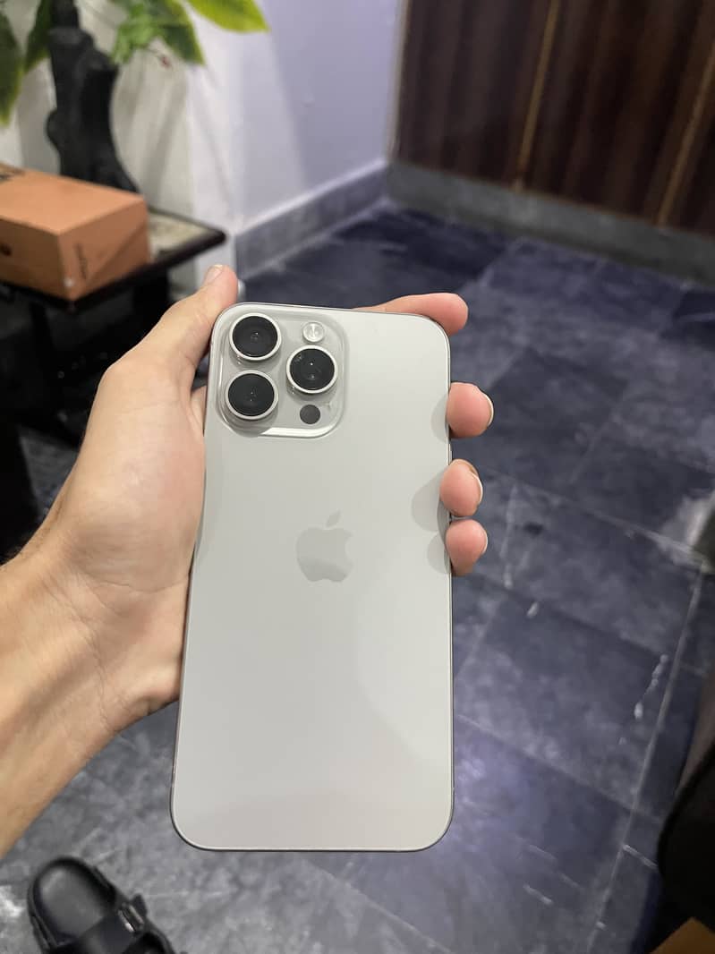 Apple iPhone 15 Pro Max 4