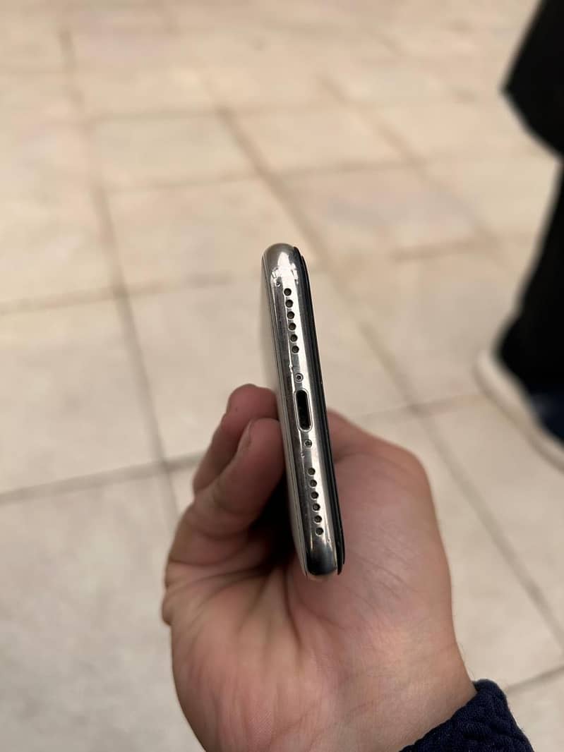 Apple iPhone X 4