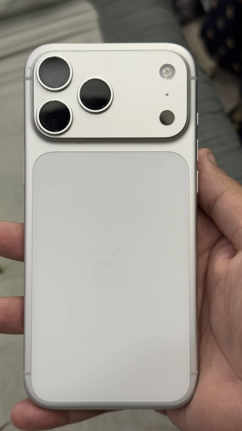Apple iPhone 17 Pro Max 3
