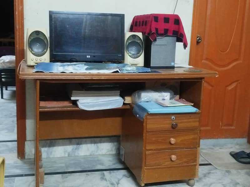 01 computer Table & 01 Study Table for Sale. 0