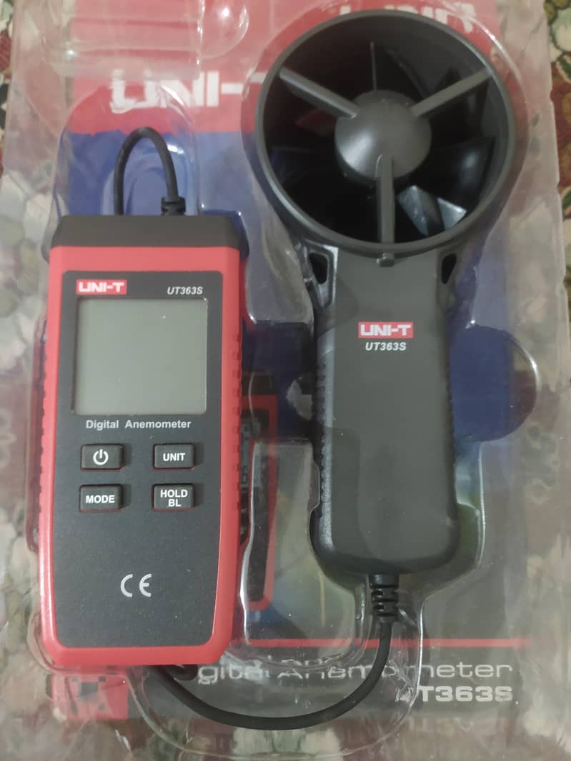 split-type handheld wind speed and temperature meter. 1