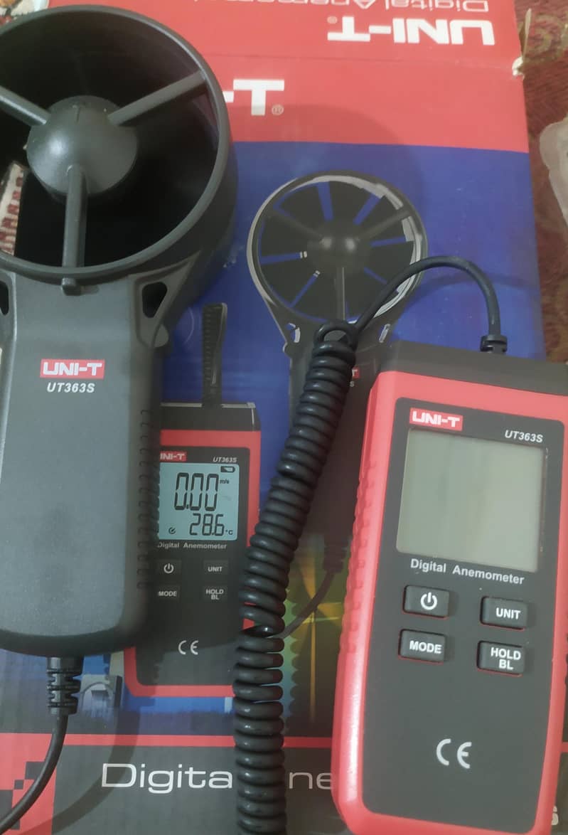 split-type handheld wind speed and temperature meter. 4