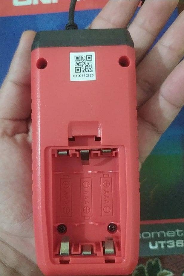 split-type handheld wind speed and temperature meter. 5