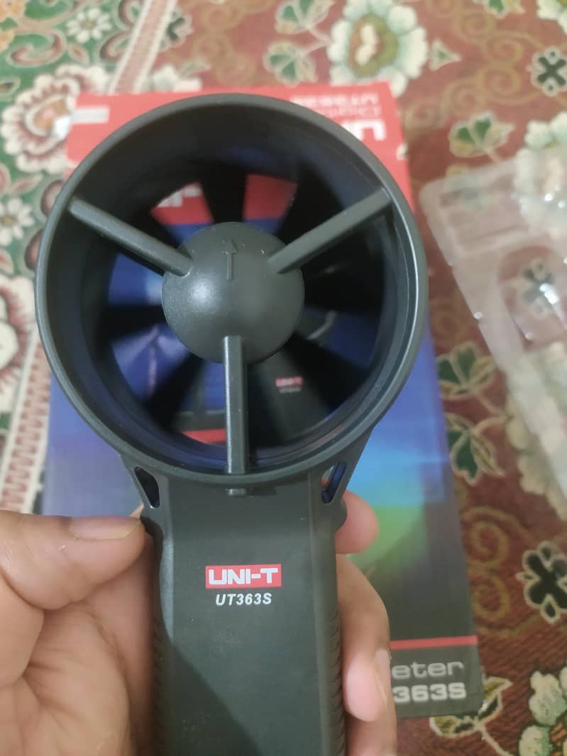 split-type handheld wind speed and temperature meter. 6