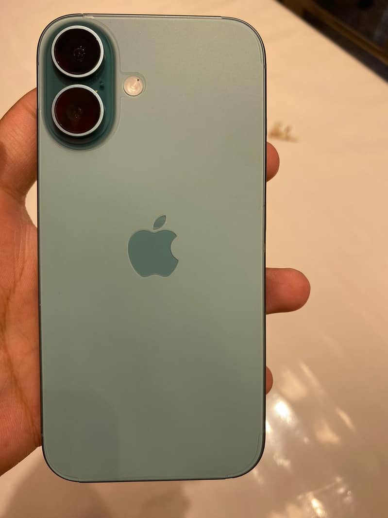 Apple iPhone 16 4