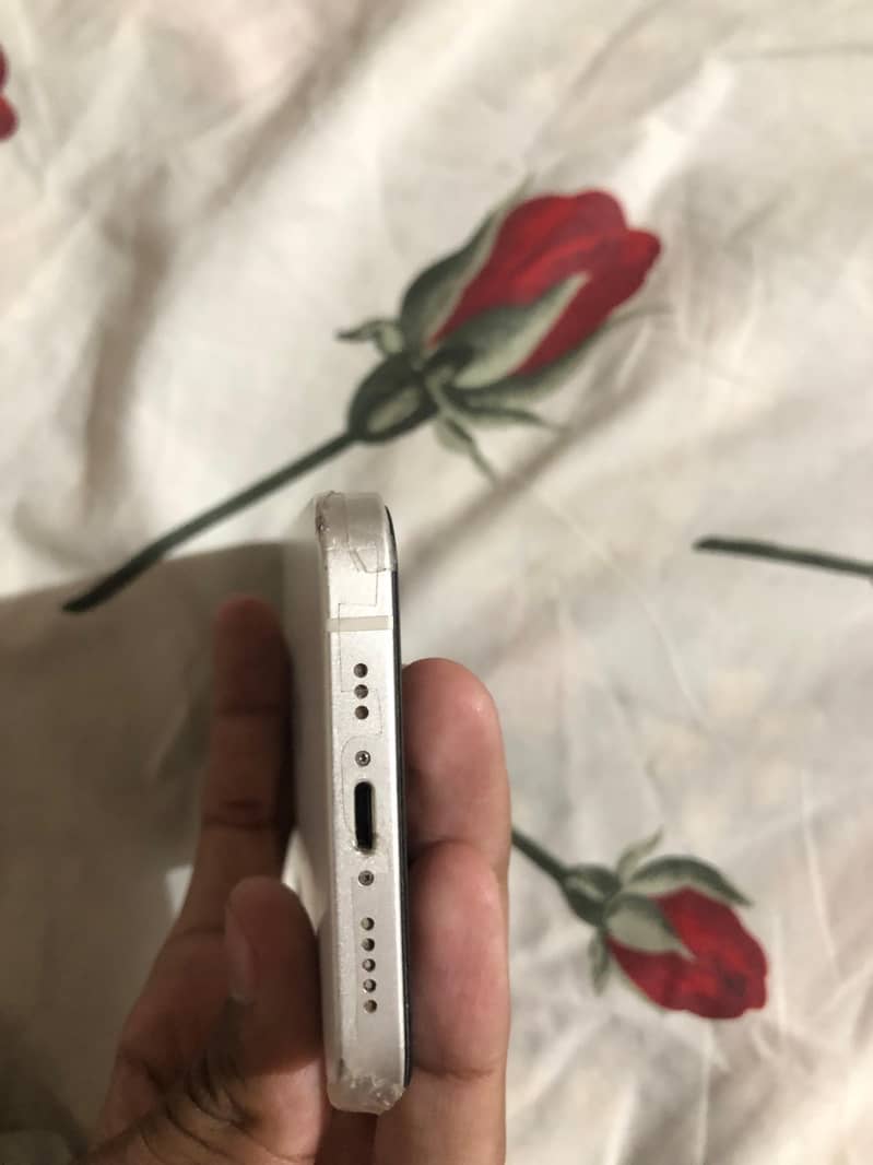 Apple iPhone 13 5
