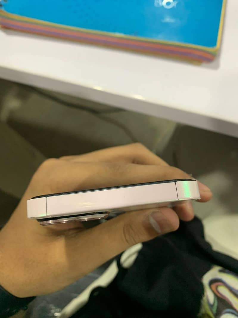 Apple iPhone 13 2
