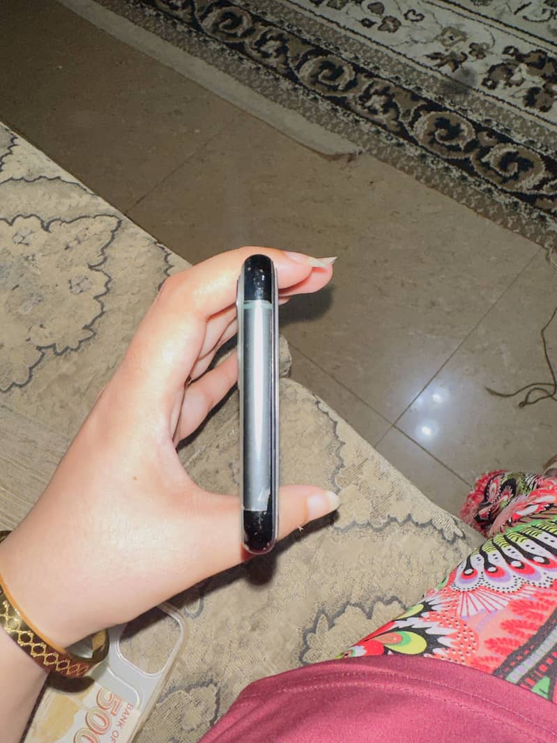 Apple iPhone 11 Pro 4