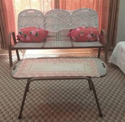 Iron  sofa set of 5 with table condition 10/10 as new