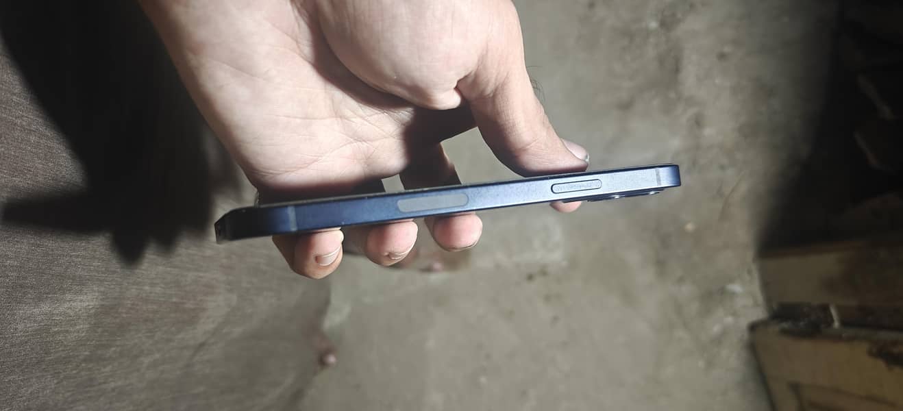 Apple iPhone 12 4