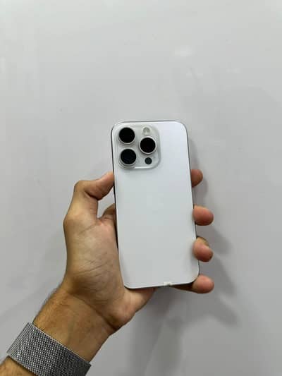 Apple iPhone 15 Pro only one green pin spot