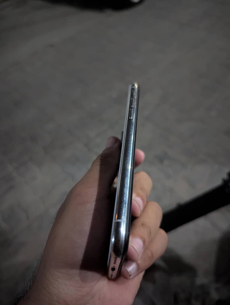 Apple iPhone X 4