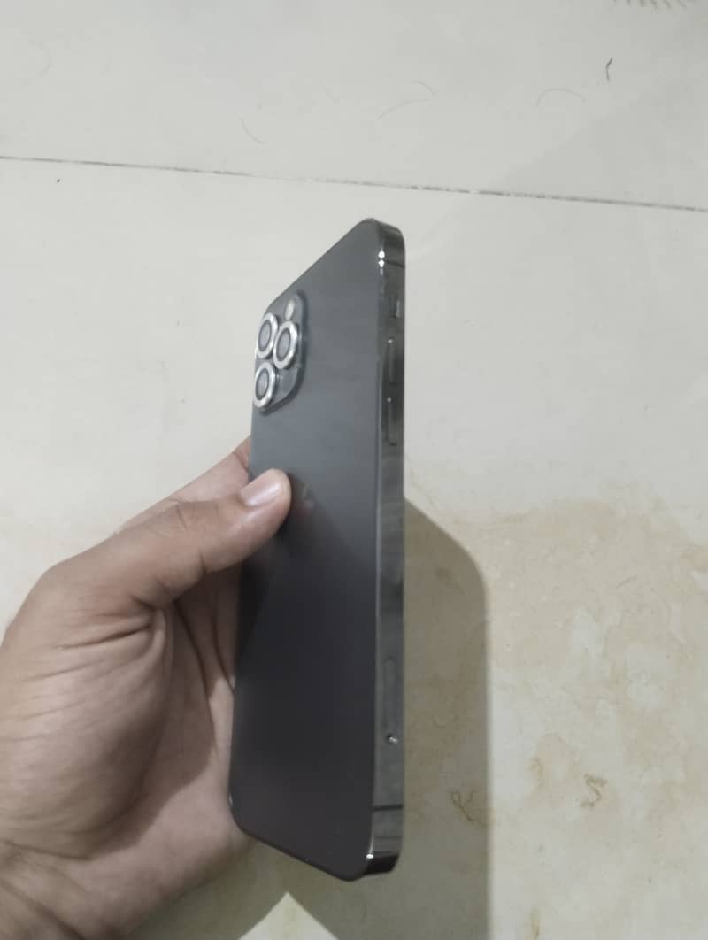 Apple iPhone 12 4