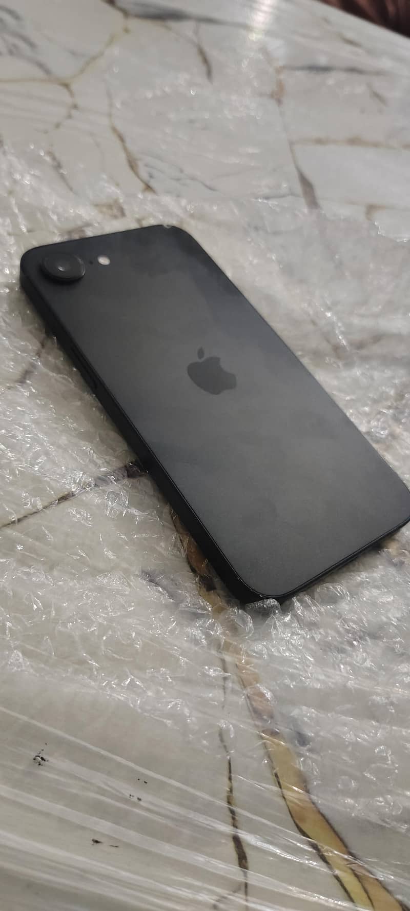 Apple iPhone 16e 0