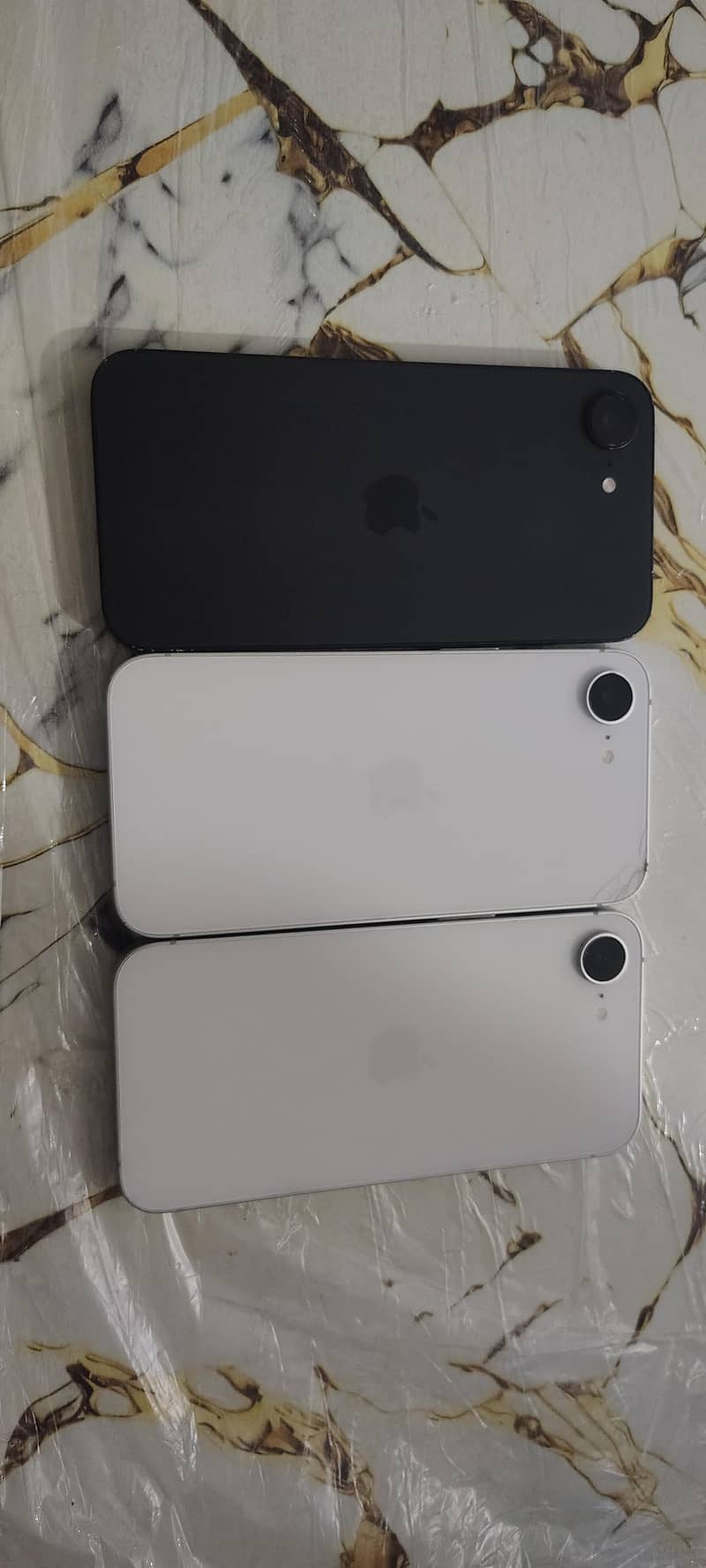 Apple iPhone 16e 3