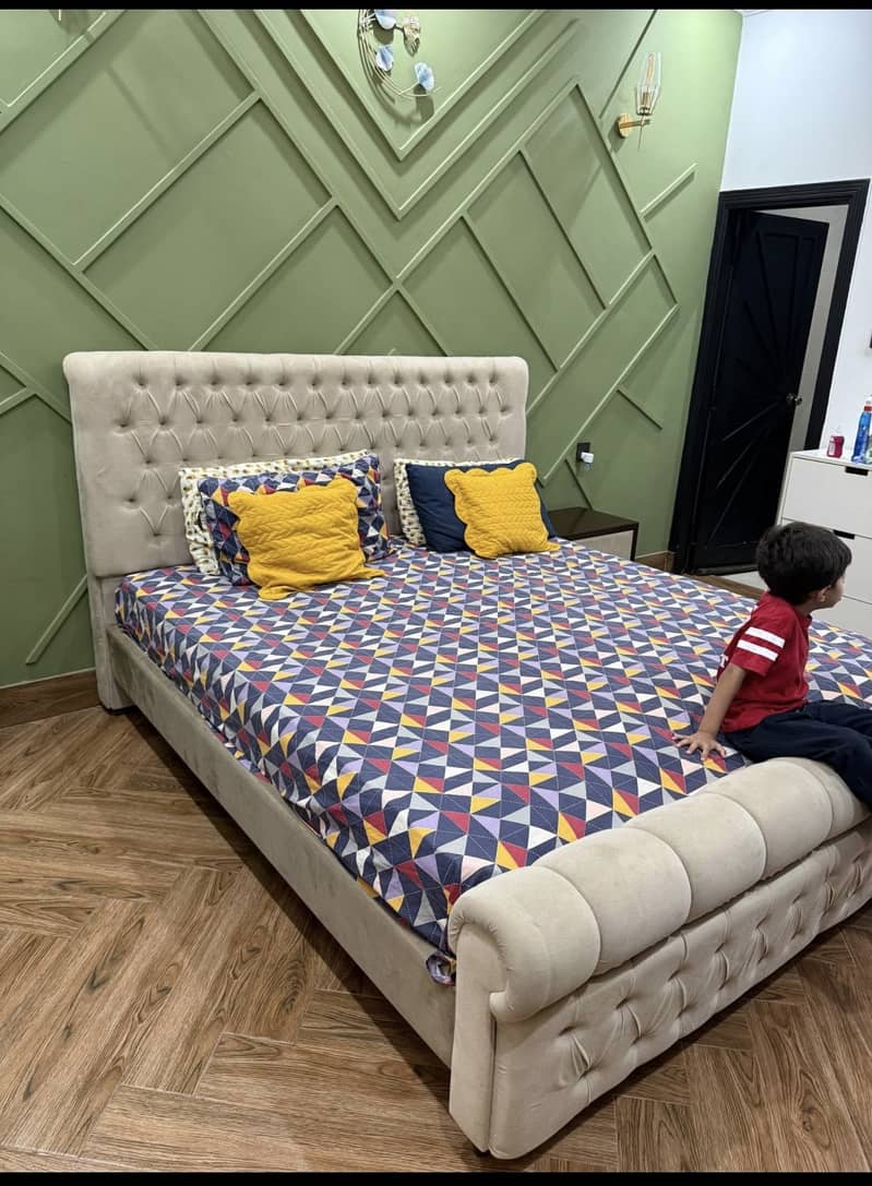Bed with 2 side tables, 1