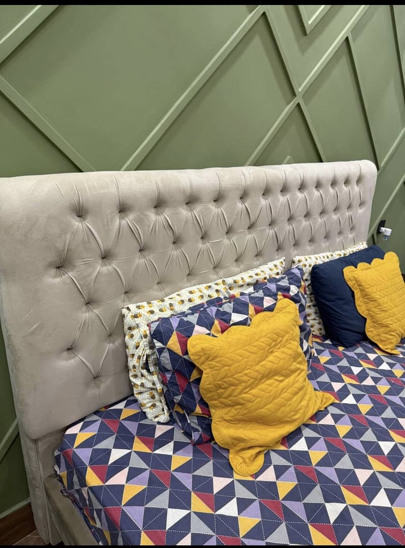 Bed with 2 side tables, 2