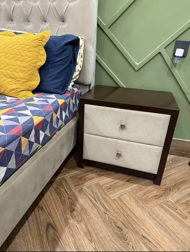 Bed with 2 side tables, 3