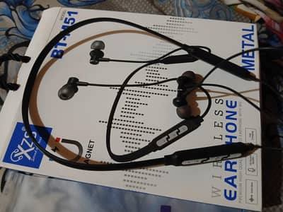 neak band very nice condition with box charger cable