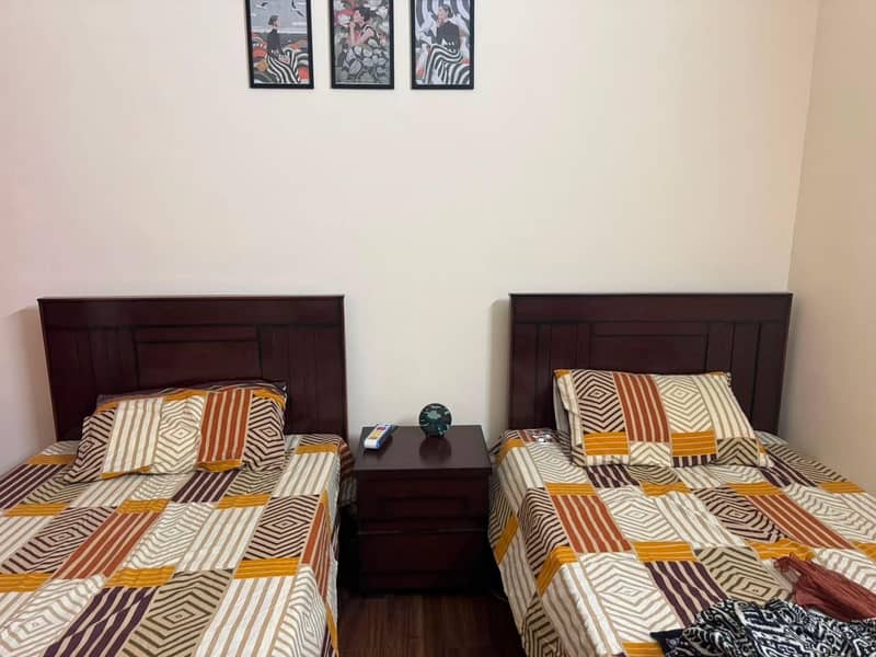 2 single beds one side table 0