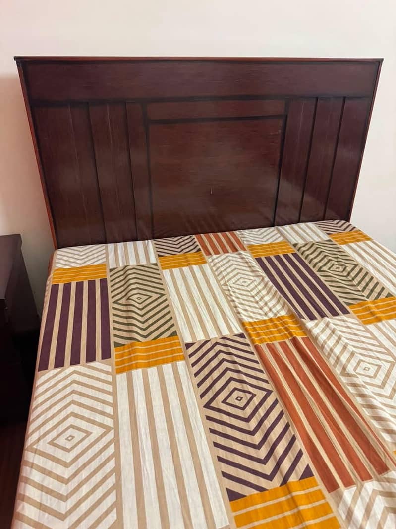 2 single beds one side table 1