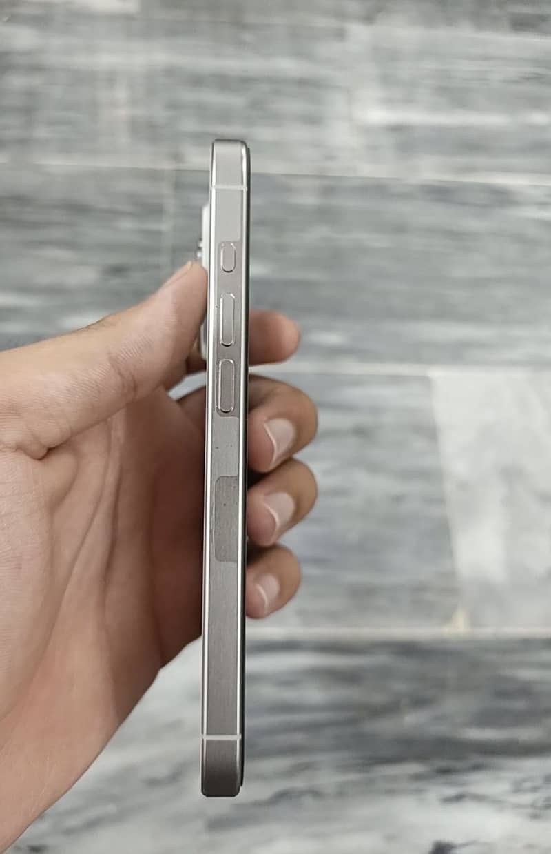 Apple iPhone 15 Pro 3