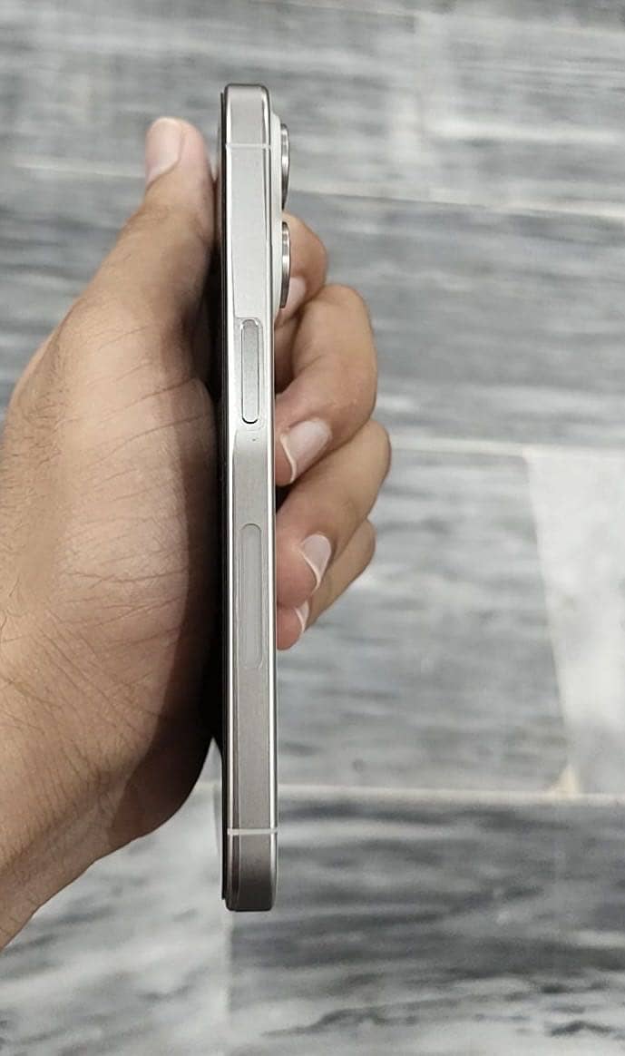Apple iPhone 15 Pro 4