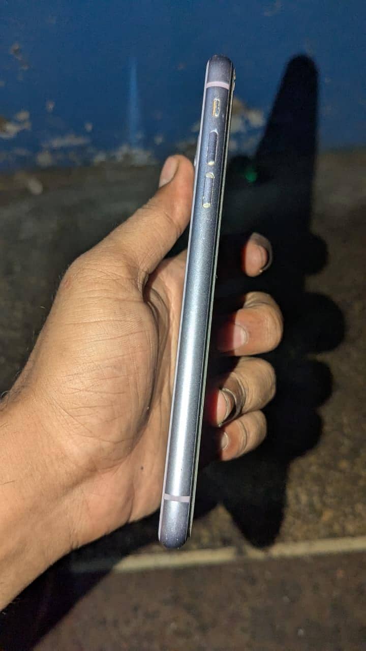 Apple iPhone 11 4
