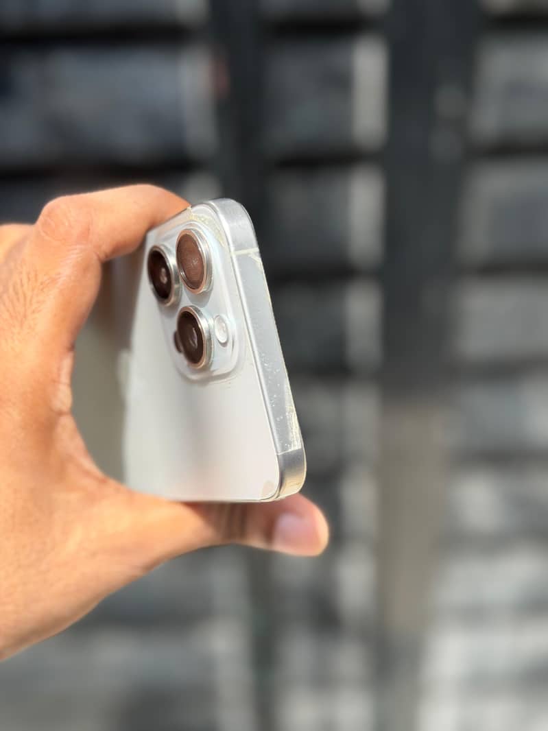 Apple iPhone 15 Pro Max 4