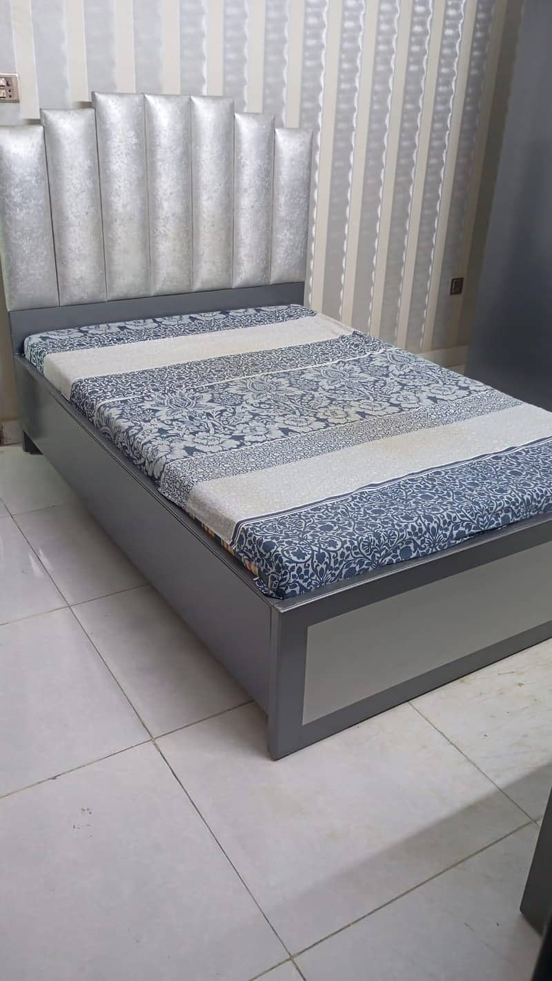 BED CUBOARD AND TABLE 0
