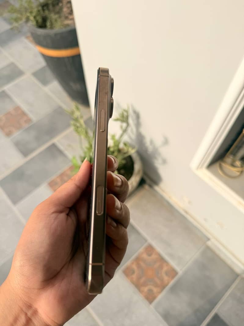 iPhone 16 Pro Max 2