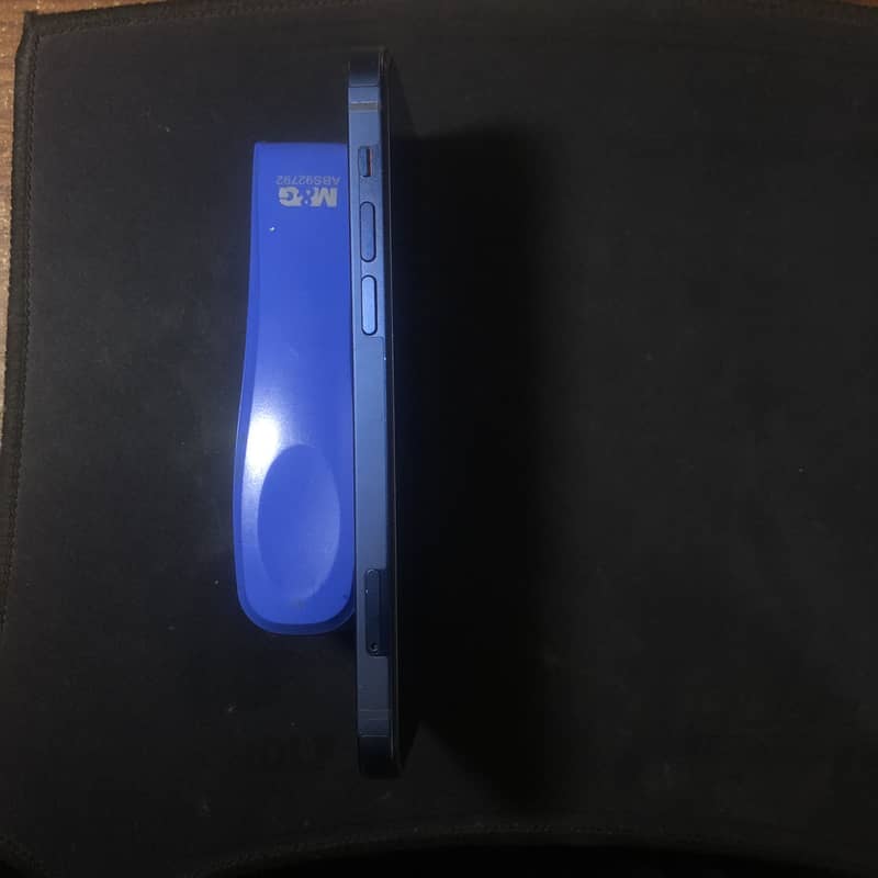 Apple iPhone 12 4