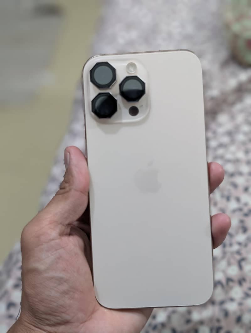 Apple iPhone 16 Pro Max 4