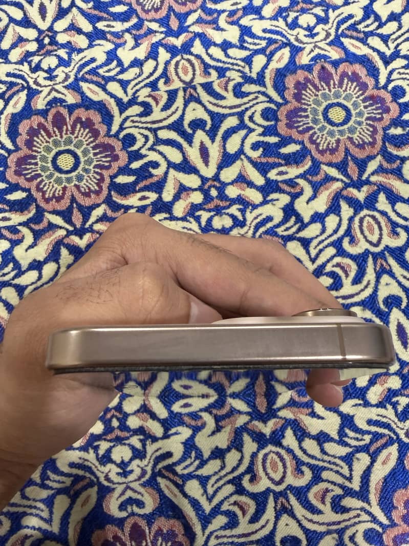 Apple iPhone 16 Pro Max 4