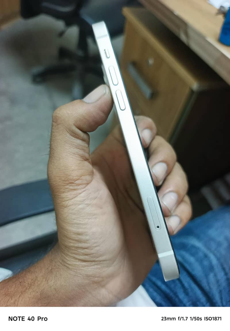 Apple iPhone 12 4