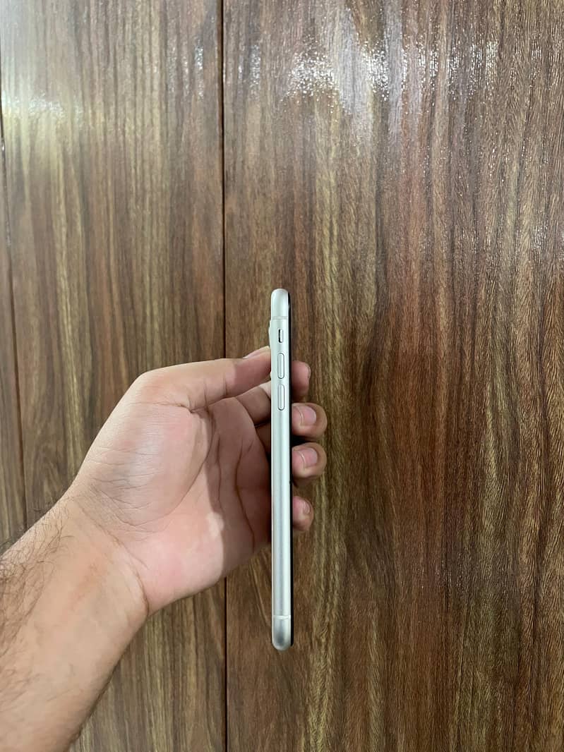 Apple iPhone 11 3
