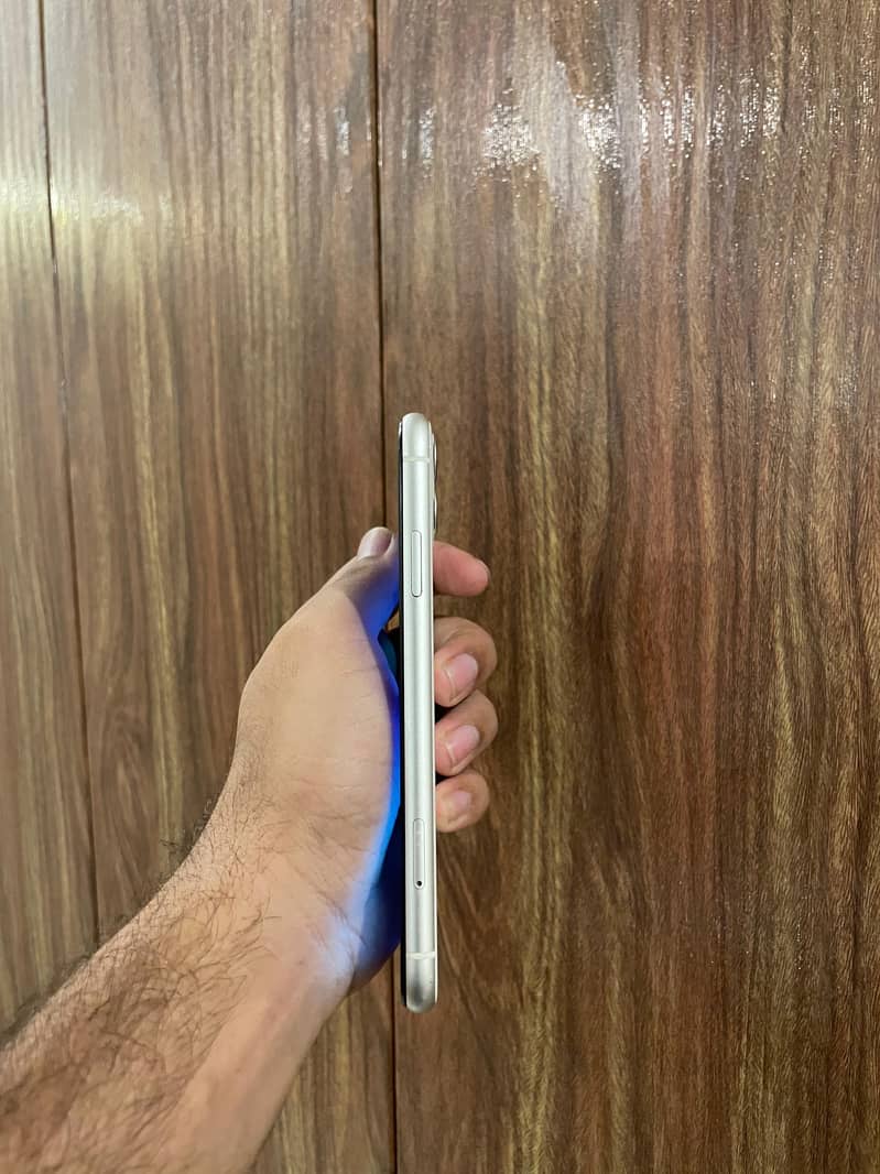 Apple iPhone 11 4