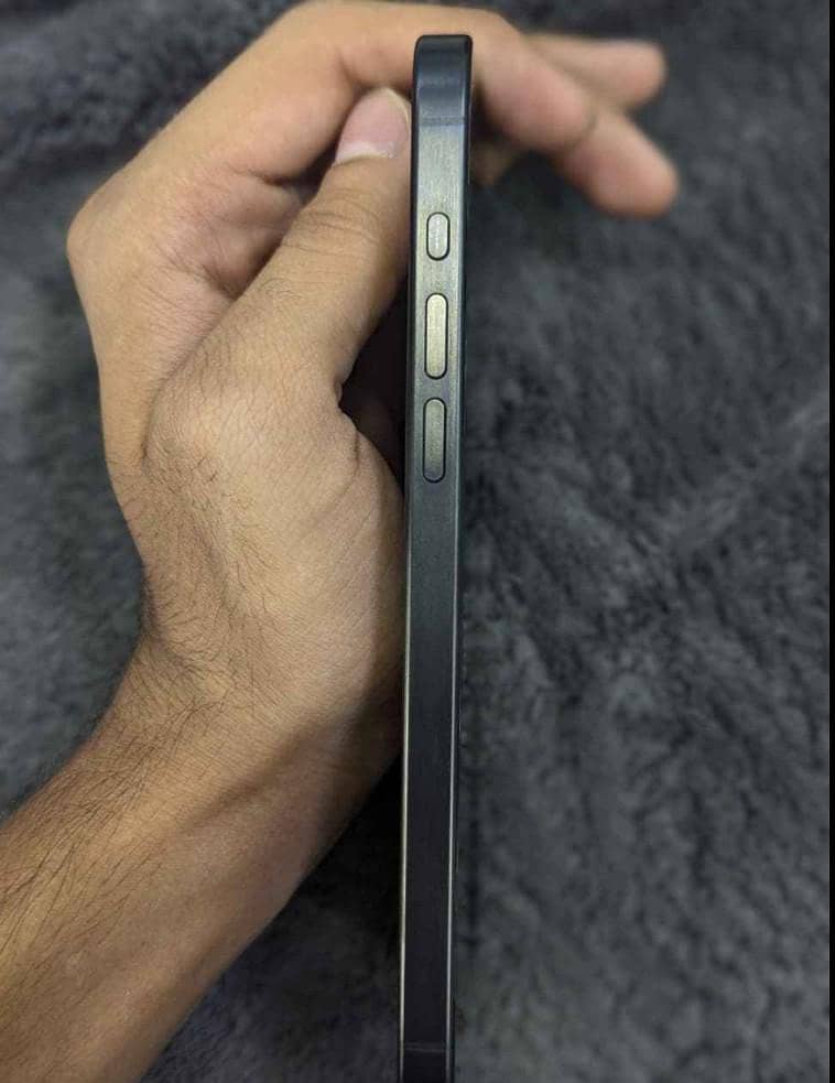 Apple iPhone 15 Pro Max 4