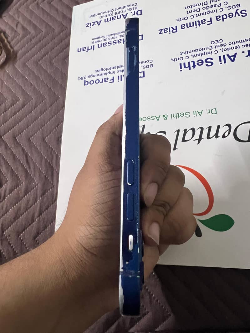 Apple iPhone 12 4