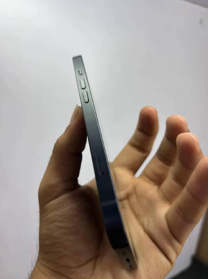 Apple iPhone 13 2